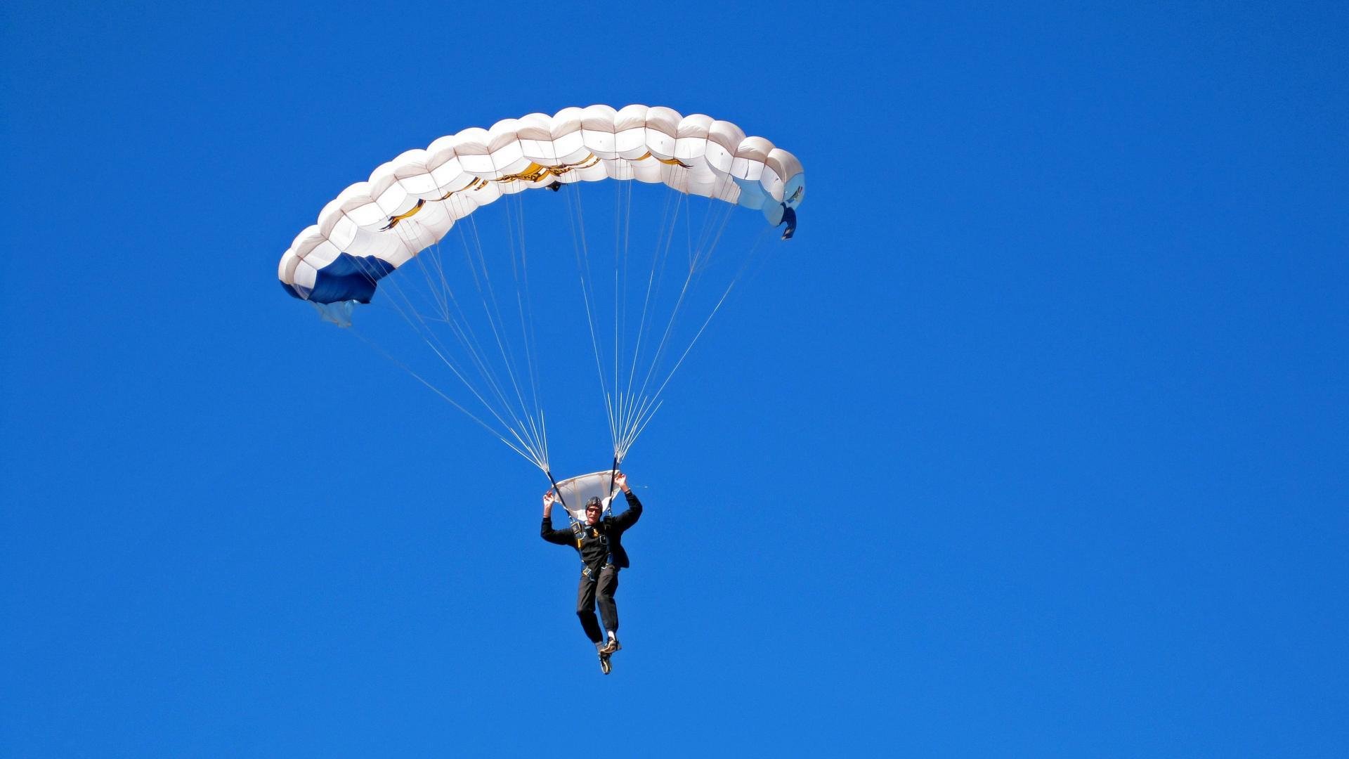 赛道上的冰与火,霍勒迪关键战不手软,点燃F1新赛季揭幕战之夜