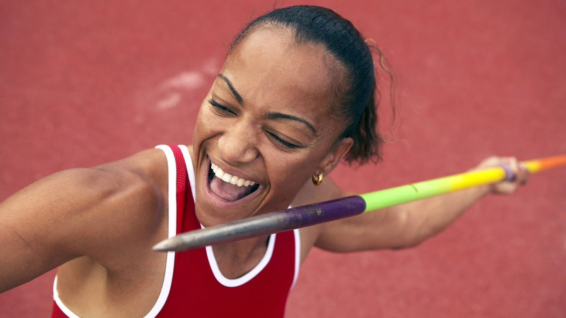 赛道上的冰与火,霍勒迪关键战不手软,点燃F1新赛季揭幕战之夜